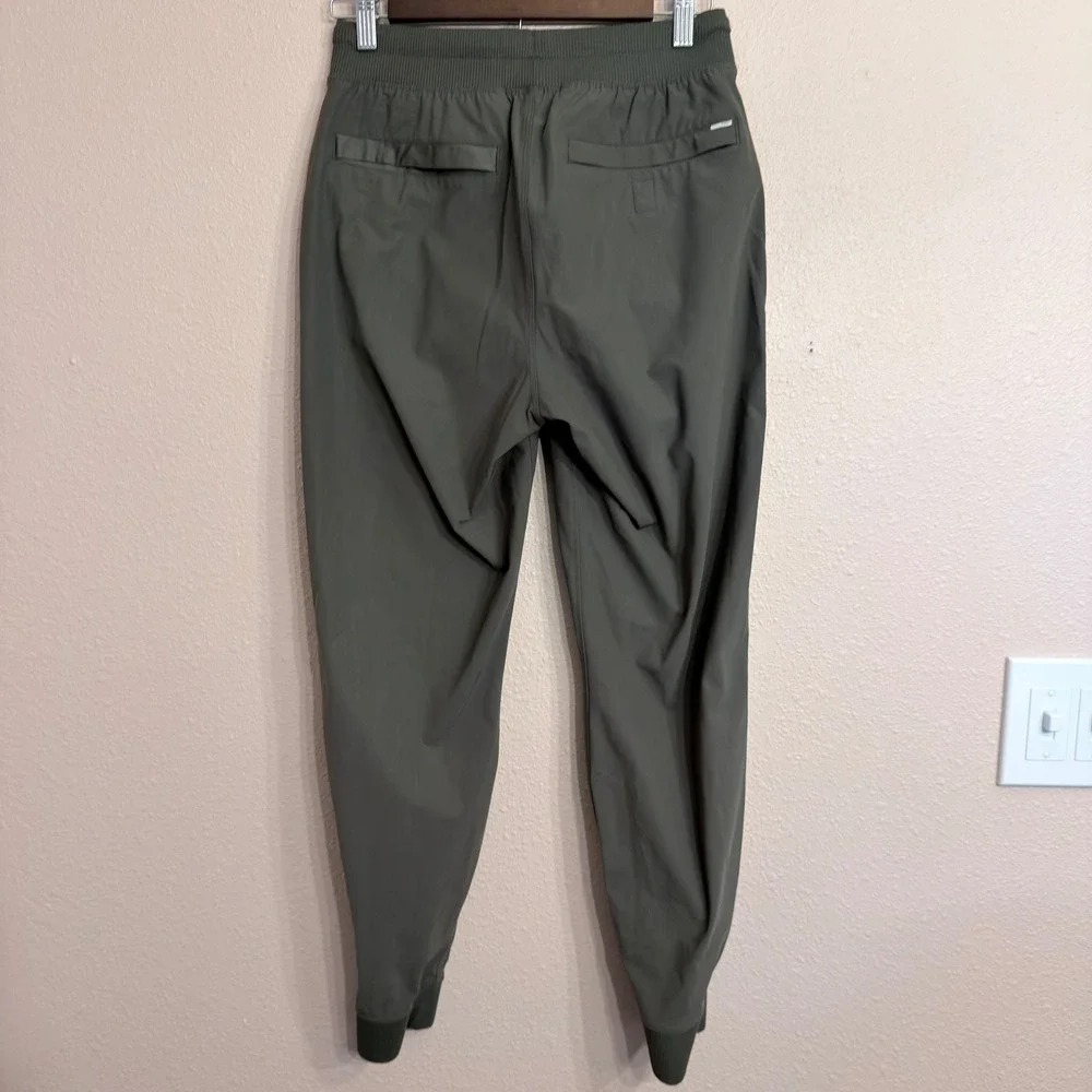 Vuori Meta Jogger Mens Small Dark Olive Green Performance Travel Pants V436
